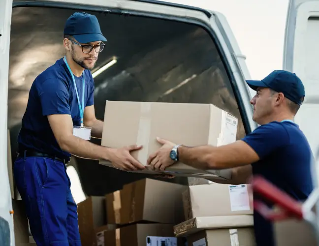 entregadores descarregando caixas